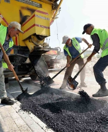 BURSA BÜYÜKŞEHİR BELEDİYESİ, ULAŞIM AĞINI GÜÇLENDİRME YATIRIMLARI ÇERÇEVESİNDE BAŞTAN SONA YENİLEDİĞİ YOLLARDA ALTERNATİF ULAŞIM OLANAKLARINI DA GELİŞTİRMEK İÇİN KENTE YENİ BİSİKLET YOLLARI KAZANDIRMA OPERASYONUNA HIZ VERDİ.