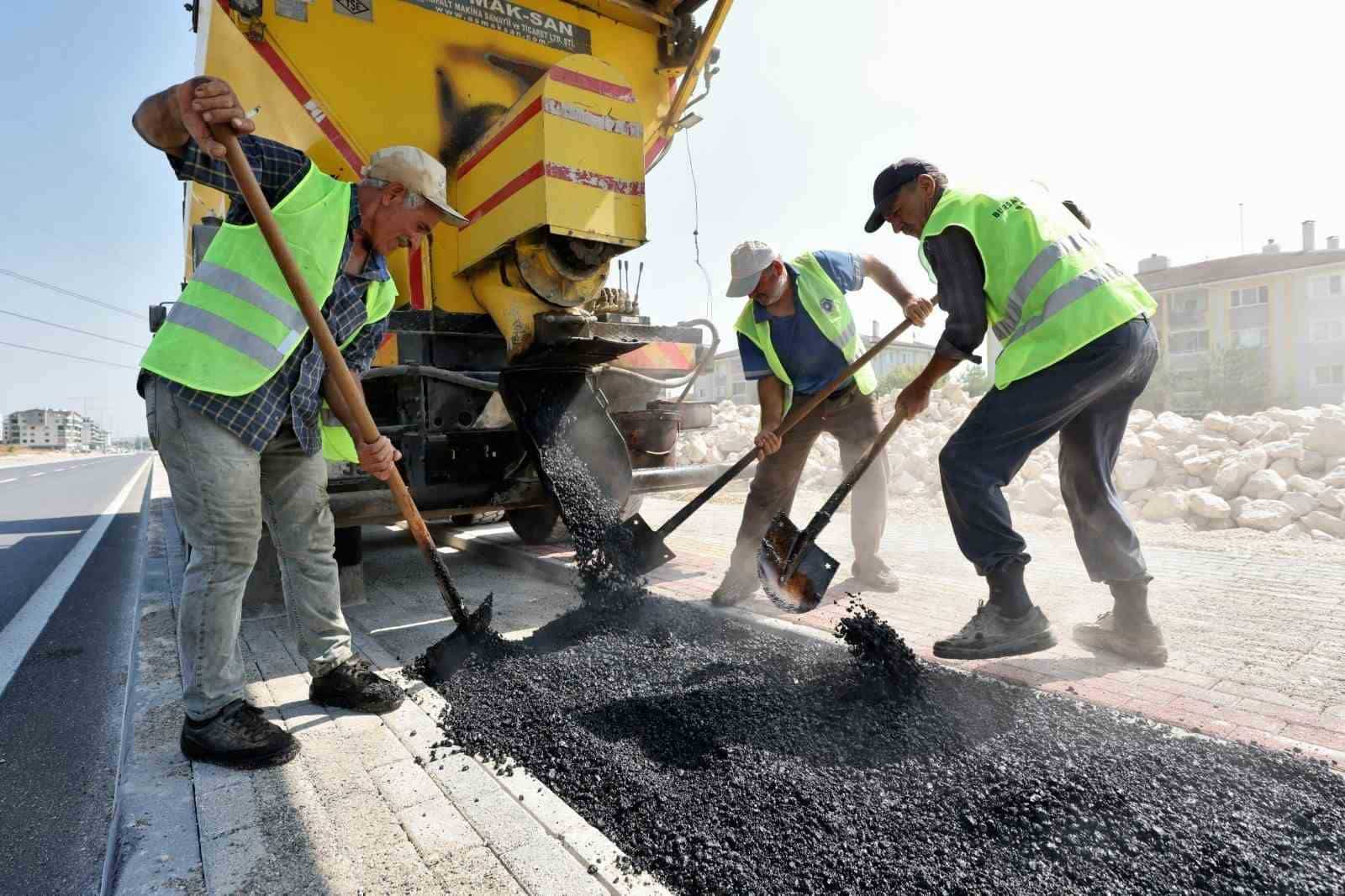 BURSA BÜYÜKŞEHİR BELEDİYESİ, ULAŞIM AĞINI GÜÇLENDİRME YATIRIMLARI ÇERÇEVESİNDE BAŞTAN SONA YENİLEDİĞİ YOLLARDA ALTERNATİF ULAŞIM OLANAKLARINI DA GELİŞTİRMEK İÇİN KENTE YENİ BİSİKLET YOLLARI KAZANDIRMA OPERASYONUNA HIZ VERDİ.