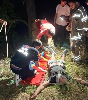 BURSA’DA MANEVRA YAPARKEN DİREKSİYON HAKİMİYETİNİ KAYBEDEN ALKOLLÜ SÜRÜCÜ ARACIYLA 50 METREDEN AŞAĞI UÇTU. OLAY SONRASI YARALANAN SÜRÜCÜNÜN KURTARILMA ANI KAMERAYA YANSIDI.