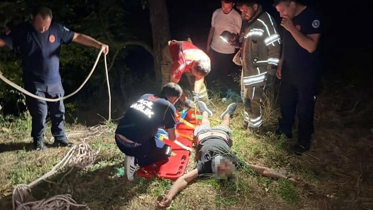 BURSA’DA MANEVRA YAPARKEN DİREKSİYON HAKİMİYETİNİ KAYBEDEN ALKOLLÜ SÜRÜCÜ ARACIYLA 50 METREDEN AŞAĞI UÇTU. OLAY SONRASI YARALANAN SÜRÜCÜNÜN KURTARILMA ANI KAMERAYA YANSIDI.