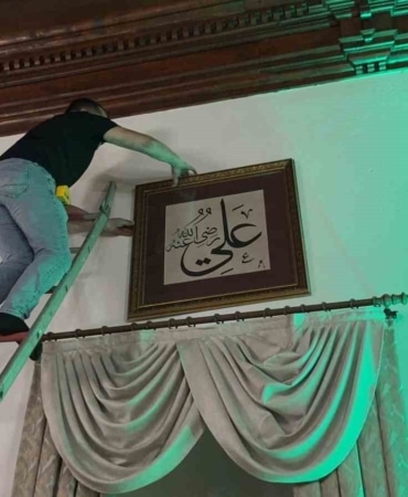 BURSA'DA, MEHMED MUHYİDDİN ÜFTÂDE HAZRETLERİ'NİN MAKAMINDA BULUNAN HAT LEVHALARI İHYA EDİLDİ. ÜZERİNDE BASKI YAZILAR BULUNAN ESKİ LEVHALARIN YERİNE, TÜRKİYE'NİN ÖNDE GELEN HATTATLARINDAN MAHMUT ŞAHİN TARAFINDAN HAZIRLANAN EL ÇEKME HAT ESERLERİ ASILIRKEN, MAKAM YENİDEN TEFRİŞ EDİLDİ.
