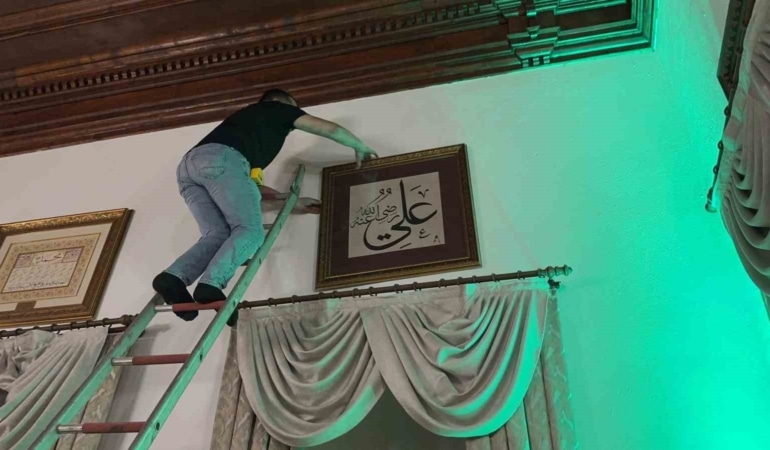 BURSA'DA, MEHMED MUHYİDDİN ÜFTÂDE HAZRETLERİ'NİN MAKAMINDA BULUNAN HAT LEVHALARI İHYA EDİLDİ. ÜZERİNDE BASKI YAZILAR BULUNAN ESKİ LEVHALARIN YERİNE, TÜRKİYE'NİN ÖNDE GELEN HATTATLARINDAN MAHMUT ŞAHİN TARAFINDAN HAZIRLANAN EL ÇEKME HAT ESERLERİ ASILIRKEN, MAKAM YENİDEN TEFRİŞ EDİLDİ.