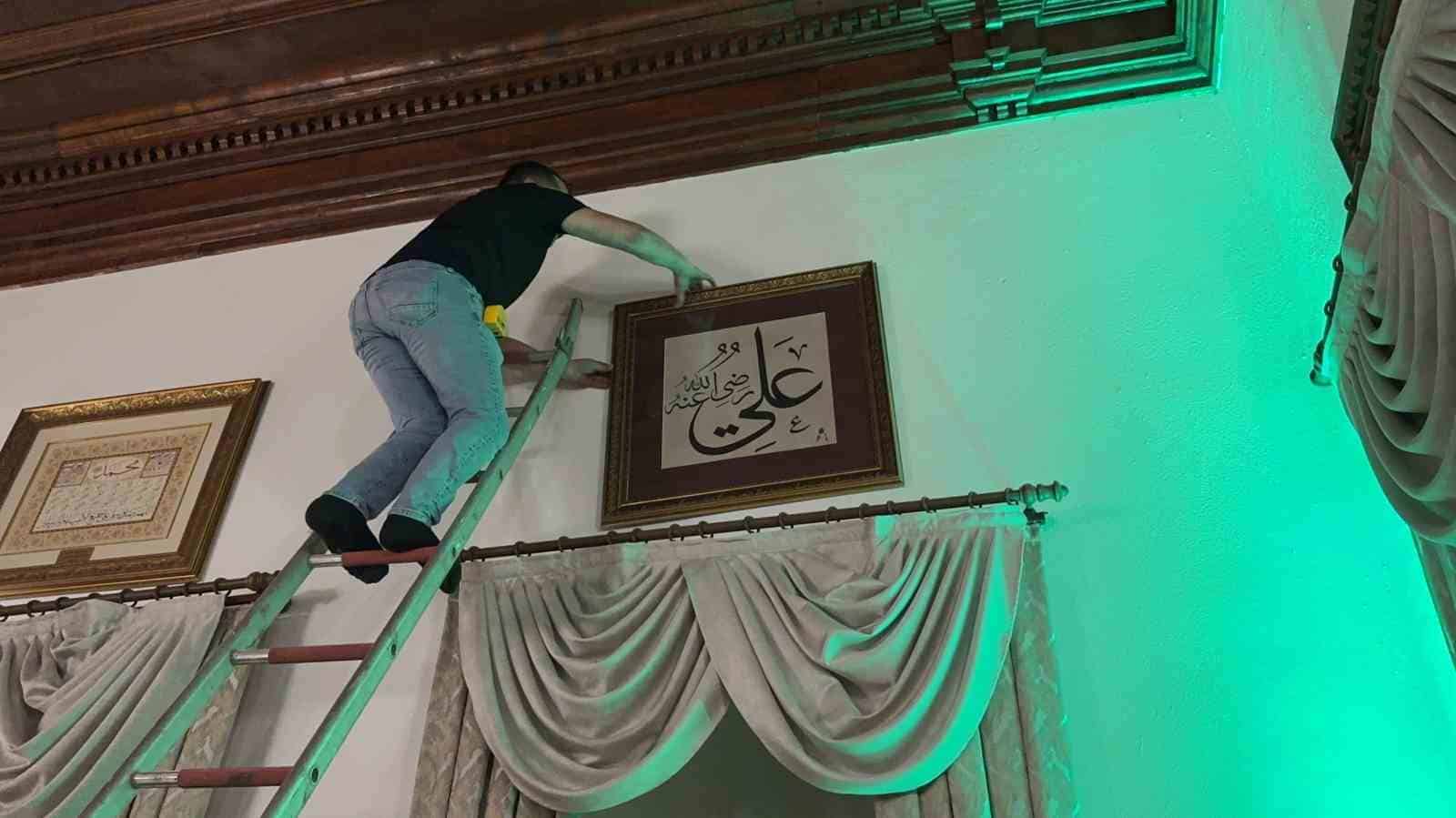 BURSA'DA, MEHMED MUHYİDDİN ÜFTÂDE HAZRETLERİ'NİN MAKAMINDA BULUNAN HAT LEVHALARI İHYA EDİLDİ. ÜZERİNDE BASKI YAZILAR BULUNAN ESKİ LEVHALARIN YERİNE, TÜRKİYE'NİN ÖNDE GELEN HATTATLARINDAN MAHMUT ŞAHİN TARAFINDAN HAZIRLANAN EL ÇEKME HAT ESERLERİ ASILIRKEN, MAKAM YENİDEN TEFRİŞ EDİLDİ.
