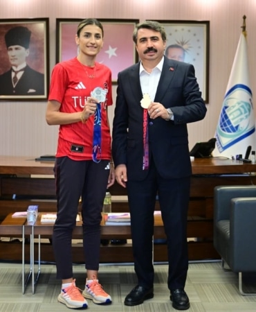 YILDIRIM BELEDİYESİ SPOR KULÜBÜ’NÜN MİLLİ TEKVANDOCUSU HATİCE KÜBRA İLGÜN, 20. AKDENİZ OYUNLARI’NDA ŞAMPİYONLUĞA ULAŞARAK ALTIN MADALYANIN SAHİBİ OLDU.