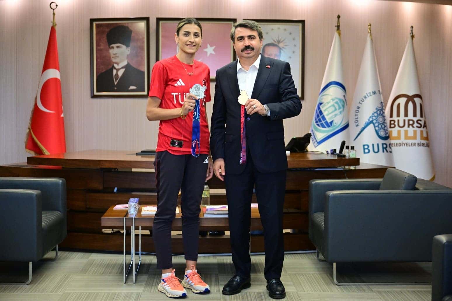 YILDIRIM BELEDİYESİ SPOR KULÜBÜ’NÜN MİLLİ TEKVANDOCUSU HATİCE KÜBRA İLGÜN, 20. AKDENİZ OYUNLARI’NDA ŞAMPİYONLUĞA ULAŞARAK ALTIN MADALYANIN SAHİBİ OLDU.