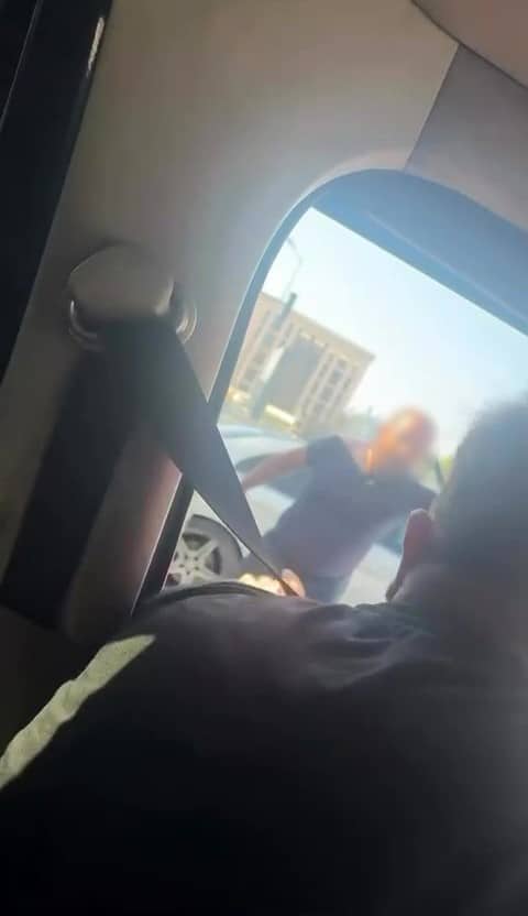 MİNİBÜS ŞOFÖRÜ İLE OTOMOBİL SÜRÜCÜSÜ ARASINDAKİ GERGİNLİK KAMERAYA YANSIDI