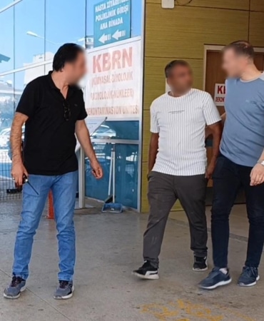 BURSA’NIN İNEGÖL İLÇESİNDE KADINLARIN ARASINDAKİ ÇIKAN KAVGAYA KARIŞAN EŞLER ARASINDA ÇIKAN KAVGADA AMCASININ OĞLU İLE ONUN OĞLUNU TÜFEKLE ATEŞ EDEREK YARALAYAN ŞÜPHELİ POLİS EKİPLERİNCE YAKALANDI.