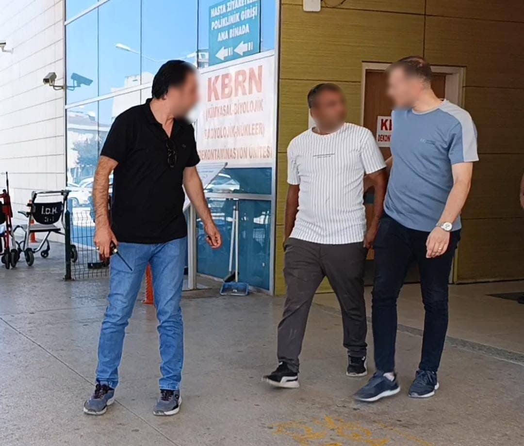 BURSA’NIN İNEGÖL İLÇESİNDE KADINLARIN ARASINDAKİ ÇIKAN KAVGAYA KARIŞAN EŞLER ARASINDA ÇIKAN KAVGADA AMCASININ OĞLU İLE ONUN OĞLUNU TÜFEKLE ATEŞ EDEREK YARALAYAN ŞÜPHELİ POLİS EKİPLERİNCE YAKALANDI.
