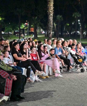 BURSA BÜYÜKŞEHİR BELEDİYESİ TARAFINDAN DÜZENLENEN ‘KÜLTÜRPARK YEŞİLÇAM SİNEMA AKŞAMLARI’, TÜRK SİNEMASININ SEVİLEN KLASİKLERİNDEN SÜT KARDEŞLER FİLMİYLE DEVAM ETTİ.