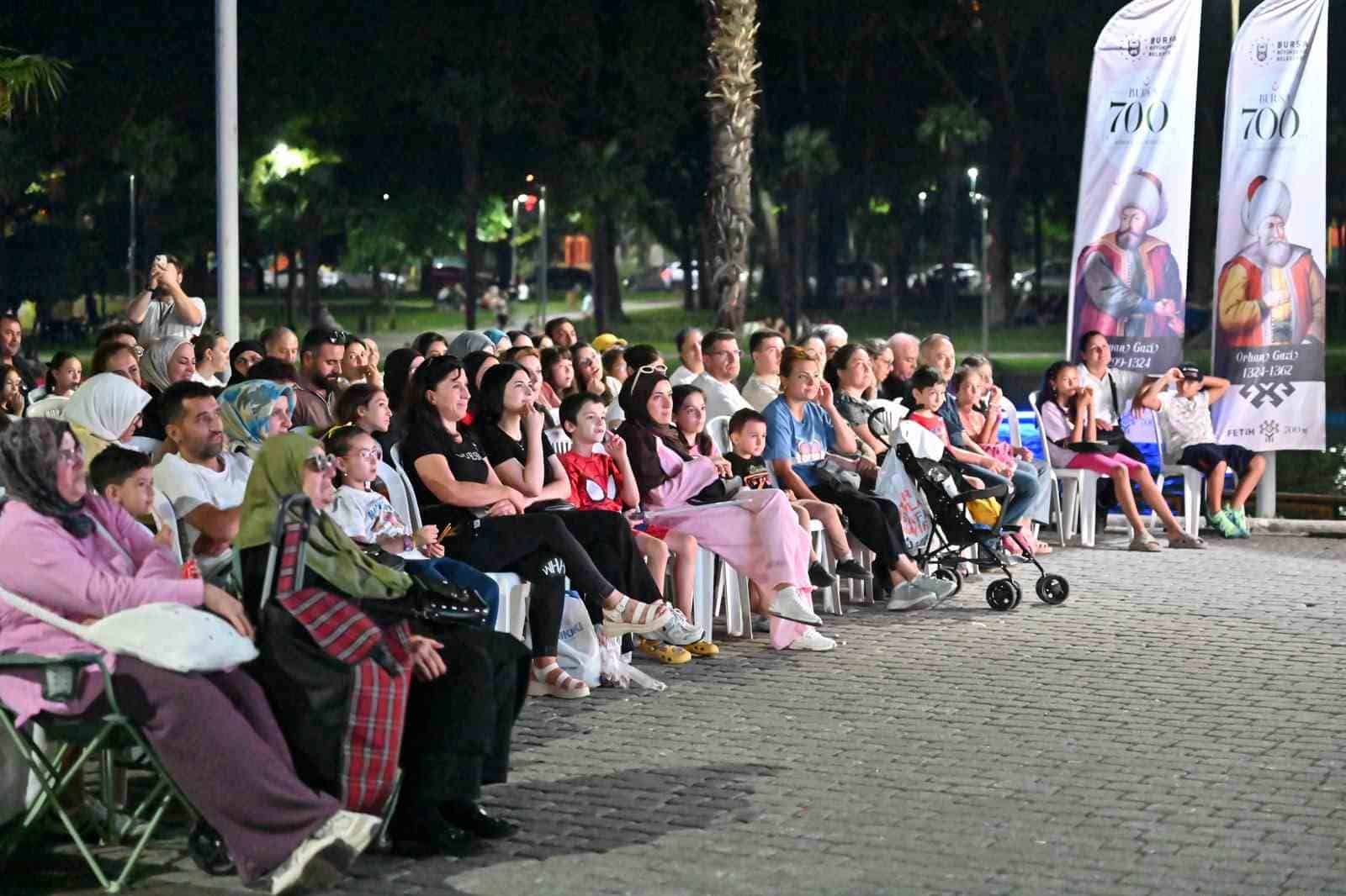 BURSA BÜYÜKŞEHİR BELEDİYESİ TARAFINDAN DÜZENLENEN ‘KÜLTÜRPARK YEŞİLÇAM SİNEMA AKŞAMLARI’, TÜRK SİNEMASININ SEVİLEN KLASİKLERİNDEN SÜT KARDEŞLER FİLMİYLE DEVAM ETTİ.