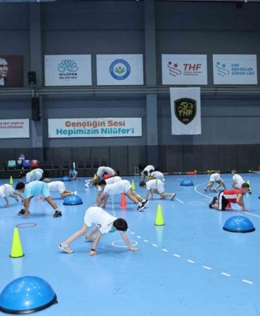 NİLÜFER BELEDİYESPOR VE TÜRKİYE HENTBOL FEDERASYONU İŞ BİRLİĞİYLE HAYATA GEÇİRİLEN HENTBOL AKADEMİSİ, 7-13 YAŞ ARALIĞINDAKİ ÇOCUKLARA KAPILARINI AÇTI. PROJE KAPSAMINDA SPORCULAR, ALANINDA UZMAN ANTRENÖRLER EŞLİĞİNDE HENTBOL EĞİTİMİ ALIYOR.
