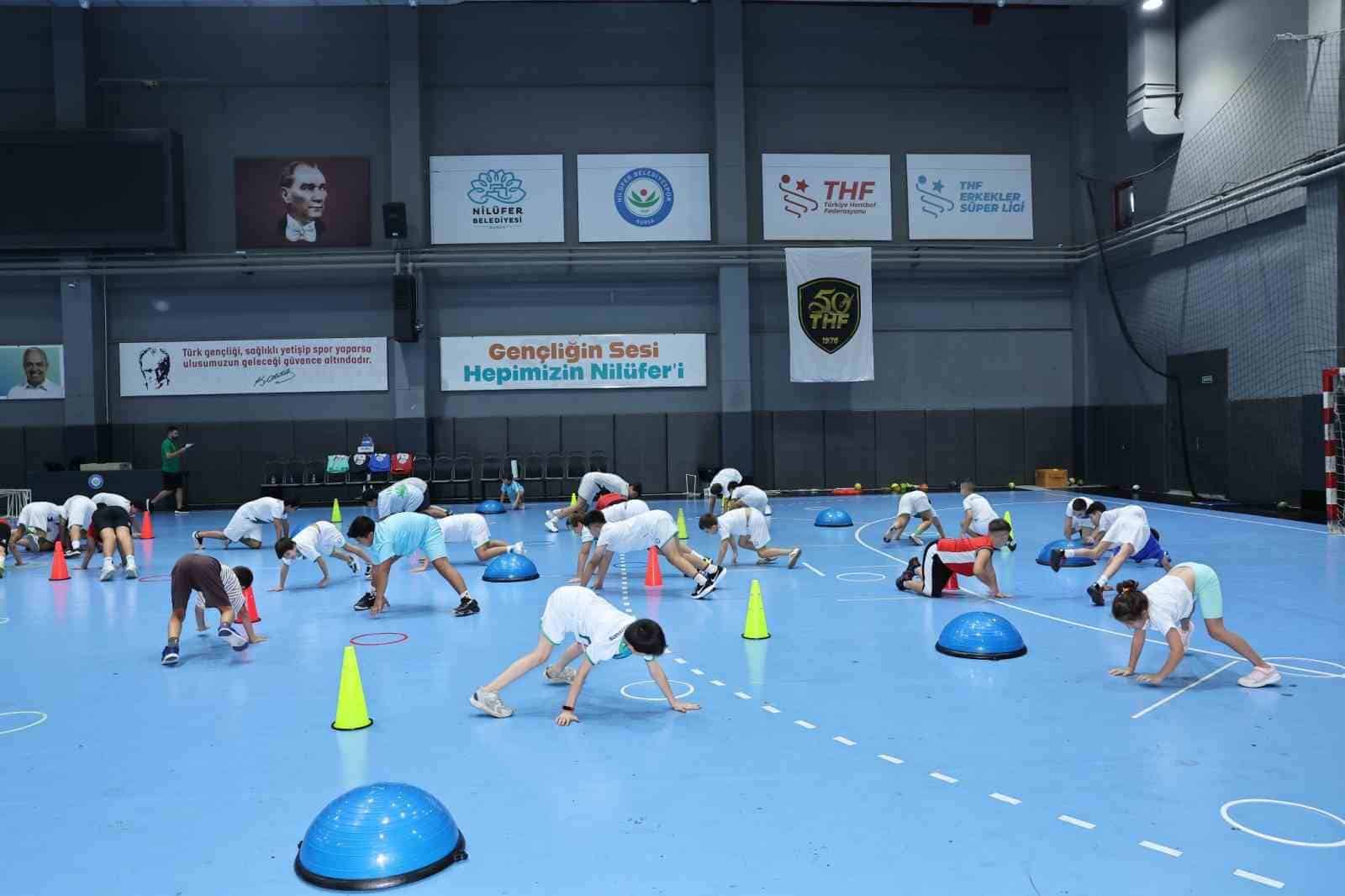 NİLÜFER BELEDİYESPOR VE TÜRKİYE HENTBOL FEDERASYONU İŞ BİRLİĞİYLE HAYATA GEÇİRİLEN HENTBOL AKADEMİSİ, 7-13 YAŞ ARALIĞINDAKİ ÇOCUKLARA KAPILARINI AÇTI. PROJE KAPSAMINDA SPORCULAR, ALANINDA UZMAN ANTRENÖRLER EŞLİĞİNDE HENTBOL EĞİTİMİ ALIYOR.