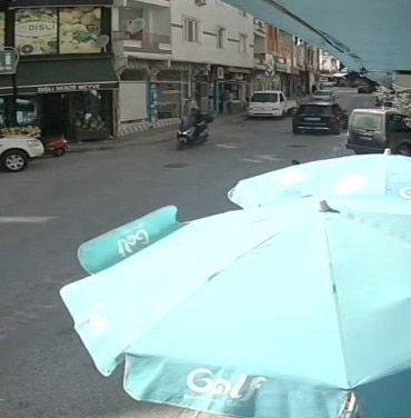 BURSA’NIN ORHANGAZİ İLÇESİNDE MEYDANA GELEN TRAFİK KAZASINDA, BİR OTOMOBİL MOTOSİKLETE ÇARPTI. KAZADA MOTOSİKLET SÜRÜCÜSÜ HAFİF YARALANIRKEN, OTOMOBİL SÜRÜCÜSÜ OLAY YERİNDEN KAÇTI. O ANLAR CADDEKİ BİR İŞYERİNİN GÜVENLİK KAMERASINA YANSIDI.