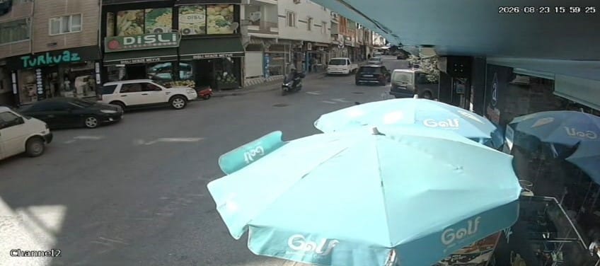 BURSA’NIN ORHANGAZİ İLÇESİNDE MEYDANA GELEN TRAFİK KAZASINDA, BİR OTOMOBİL MOTOSİKLETE ÇARPTI. KAZADA MOTOSİKLET SÜRÜCÜSÜ HAFİF YARALANIRKEN, OTOMOBİL SÜRÜCÜSÜ OLAY YERİNDEN KAÇTI. O ANLAR CADDEKİ BİR İŞYERİNİN GÜVENLİK KAMERASINA YANSIDI.