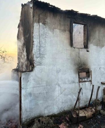 BURSA’NIN İNEGÖL İLÇESİNE BAĞLI KIRSAL KONURLAR MAHALLESİ’NDE BULUNAN BİR BAĞ EVİNDE YANGIN ÇIKTI. ALEVLER KISA SÜREDE BÜYÜRKEN, BAĞ EVİYLE BİRLİKTE TRAKTÖR VE TARIM MAKİNELERİ DE YANGINDA KULLANILAMAZ HALE GELDİ.