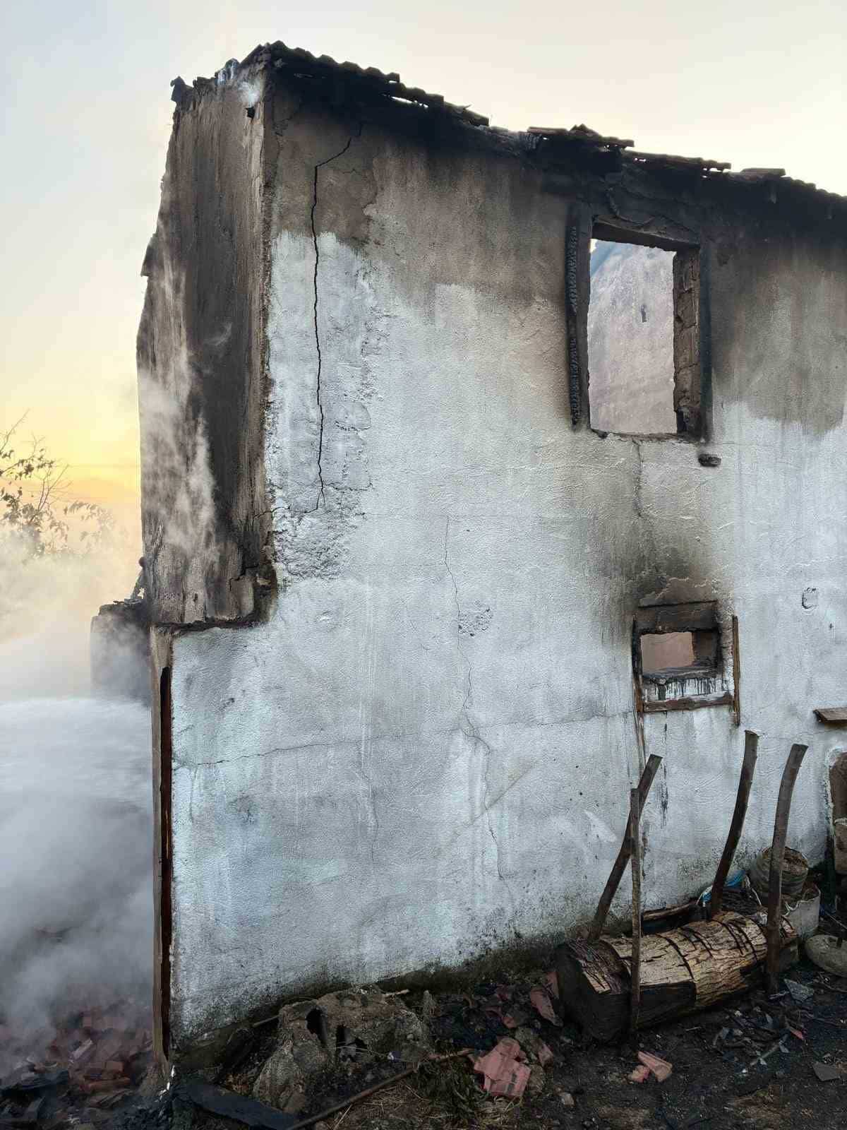 BURSA’NIN İNEGÖL İLÇESİNE BAĞLI KIRSAL KONURLAR MAHALLESİ’NDE BULUNAN BİR BAĞ EVİNDE YANGIN ÇIKTI. ALEVLER KISA SÜREDE BÜYÜRKEN, BAĞ EVİYLE BİRLİKTE TRAKTÖR VE TARIM MAKİNELERİ DE YANGINDA KULLANILAMAZ HALE GELDİ.
