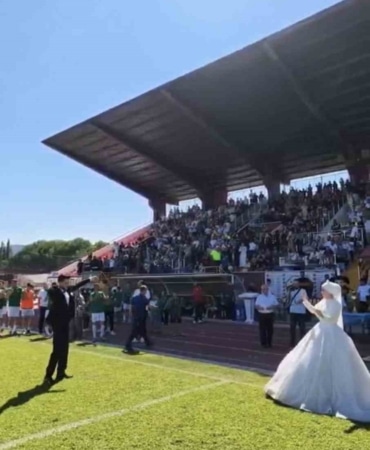 BURSA’NIN İNEGÖL İLÇESİNDE DÜZENLENEN KÖYLER ARASI FUTBOL TURNUVASININ FİNAL KARŞILAŞMASI, RENKLİ GÖRÜNTÜLERE SAHNE OLDU. DÜĞÜN GÜNLERİ FİNAL MAÇINA DENK GELEN ÇİFT, GELİNLİK VE DAMATLIKLARIYLA TRİBÜNDEKİ YERİNİ ALDI.
