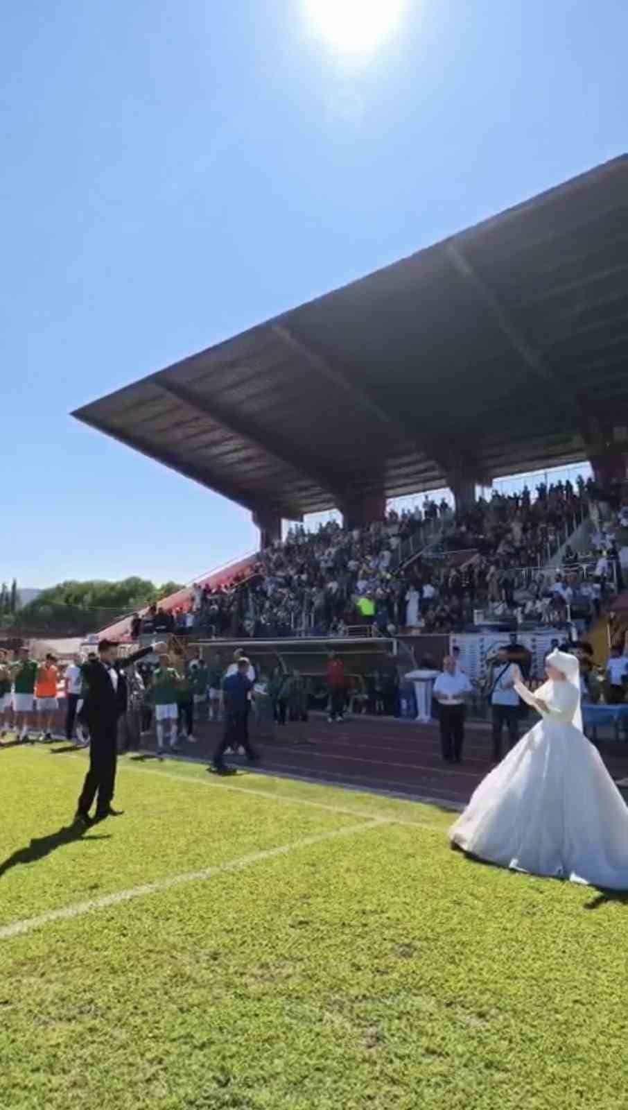 BURSA’NIN İNEGÖL İLÇESİNDE DÜZENLENEN KÖYLER ARASI FUTBOL TURNUVASININ FİNAL KARŞILAŞMASI, RENKLİ GÖRÜNTÜLERE SAHNE OLDU. DÜĞÜN GÜNLERİ FİNAL MAÇINA DENK GELEN ÇİFT, GELİNLİK VE DAMATLIKLARIYLA TRİBÜNDEKİ YERİNİ ALDI.
