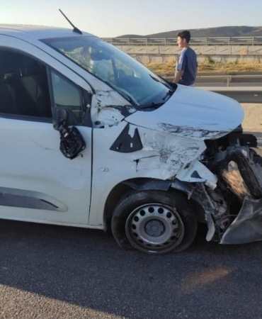 BURSA-BALIKESİR KARAYOLU’NUN GÖLKIYI MEVKİİ’NDE MEYDANA GELEN ZİNCİRLEME TRAFİK KAZASINDA BİR KİŞİ YARALANDI, BEŞ ARAÇTA MADDİ HASAR OLUŞTU.