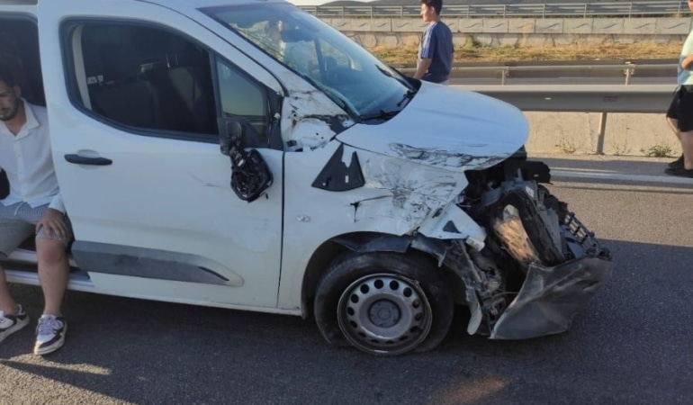 BURSA-BALIKESİR KARAYOLU’NUN GÖLKIYI MEVKİİ’NDE MEYDANA GELEN ZİNCİRLEME TRAFİK KAZASINDA BİR KİŞİ YARALANDI, BEŞ ARAÇTA MADDİ HASAR OLUŞTU.