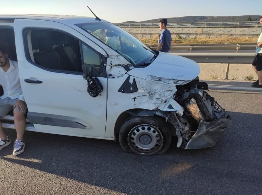BURSA-BALIKESİR KARAYOLU’NUN GÖLKIYI MEVKİİ’NDE MEYDANA GELEN ZİNCİRLEME TRAFİK KAZASINDA BİR KİŞİ YARALANDI, BEŞ ARAÇTA MADDİ HASAR OLUŞTU.