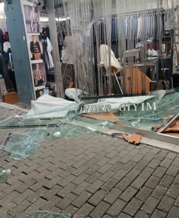 BURSA’DA SABAH SAATLERİNDE MEYDANA GELEN KAZADA, BİR ARAÇ GİYİM MAĞAZASININ VİTRİNİNDEN İÇERİ GİRDİ. YAŞANAN KAZA SONRASI ARAÇ SÜRÜCÜSÜ, FİRAR ETTİ. DÜKKANDA MADDİ HASAR MEYDANA GELDİ.