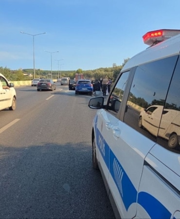 BURSA'DA SEYİR HALİNDEKİ ARAÇ HENÜZ BİLİNMEYEN BİR SEBEPTEN DOLAYI ALEV ALDI. KISA SÜREDE BÜYÜYEN ALEVLER, ZEYTİNLİK ALANA SIÇRAMADAN SÖNDÜRÜLDÜ. OLAYDA YARALANAN OLMAZKEN, ARAÇTA MADDİ HASAR OLUŞTU.