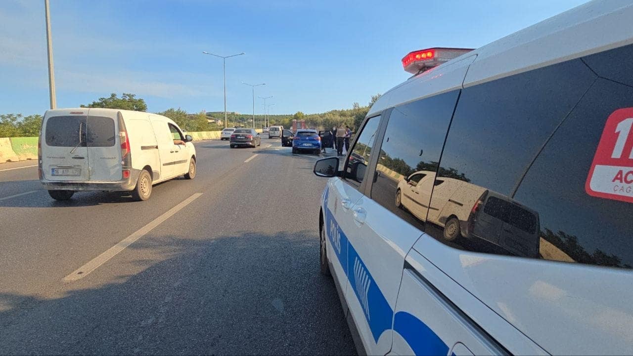 BURSA'DA SEYİR HALİNDEKİ ARAÇ HENÜZ BİLİNMEYEN BİR SEBEPTEN DOLAYI ALEV ALDI. KISA SÜREDE BÜYÜYEN ALEVLER, ZEYTİNLİK ALANA SIÇRAMADAN SÖNDÜRÜLDÜ. OLAYDA YARALANAN OLMAZKEN, ARAÇTA MADDİ HASAR OLUŞTU.