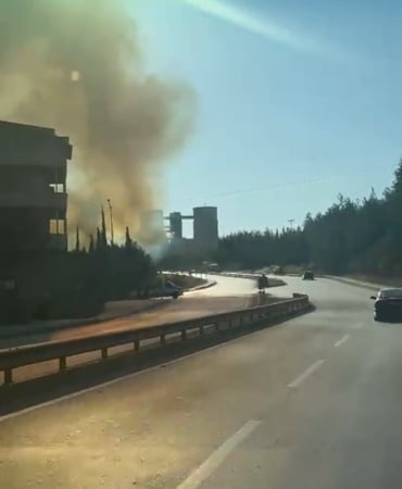 BURSA'DA AĞAÇLIK ALANDA ÇIKAN YANGIN, KISA SÜREDE BÜYÜDÜ. ALEV ALEV YANAN AĞAÇLAR AMATÖR KAMERAYA YANSIDI.