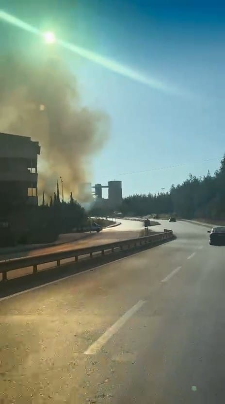 BURSA'DA AĞAÇLIK ALANDA ÇIKAN YANGIN, KISA SÜREDE BÜYÜDÜ. ALEV ALEV YANAN AĞAÇLAR AMATÖR KAMERAYA YANSIDI.