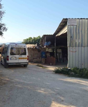 BURSA'NIN ORHANGAZİ İLÇESİNDE BİR ÇİFTLİKTE İDDİAYA GÖRE ALACAK-VERECEK TARTIŞMASINDA KAN AKTI. YAŞANAN OLAYDA ŞÜPHELİ OLAY YERİNDEN KAÇTI.