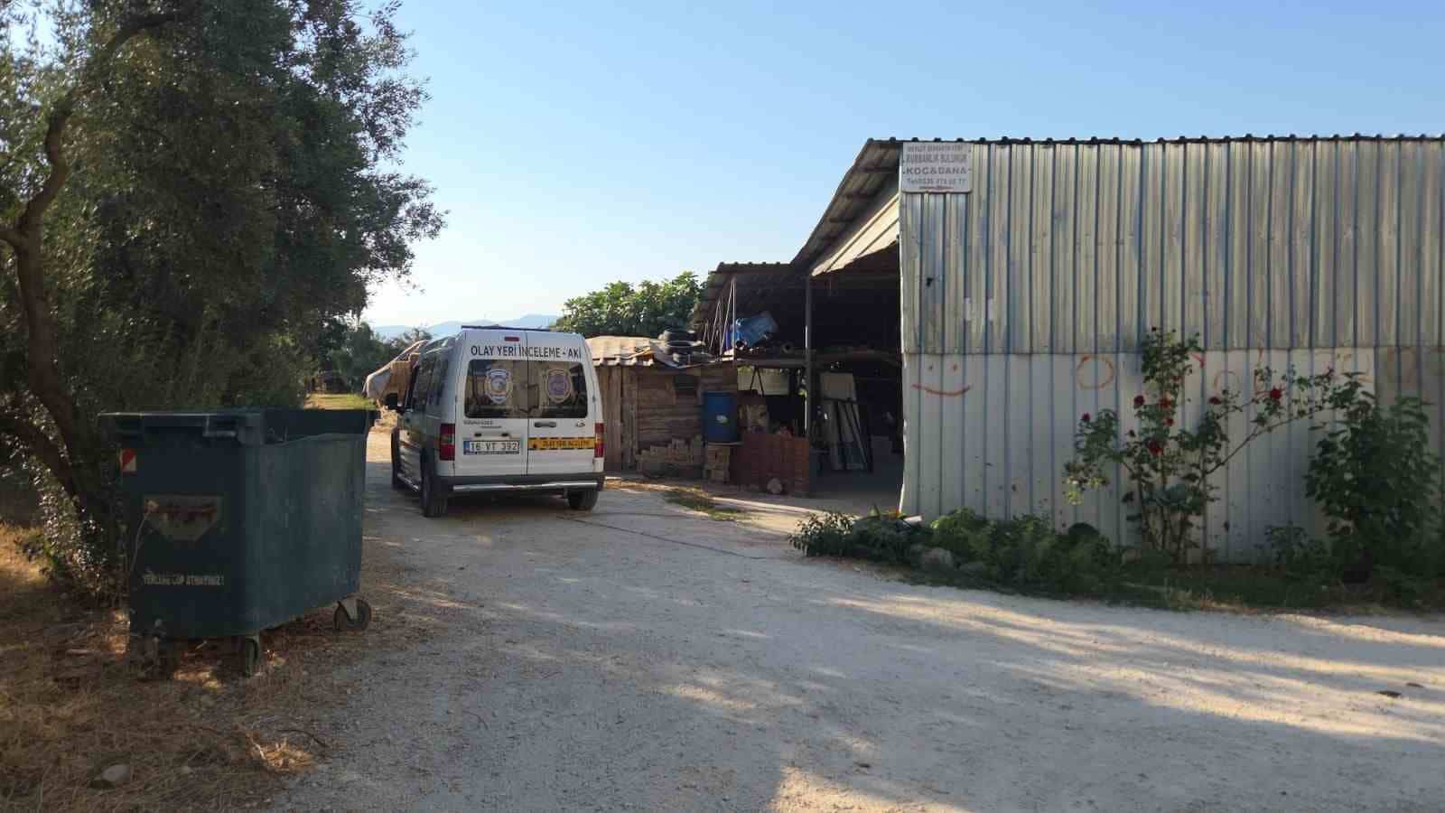 BURSA'NIN ORHANGAZİ İLÇESİNDE BİR ÇİFTLİKTE İDDİAYA GÖRE ALACAK-VERECEK TARTIŞMASINDA KAN AKTI. YAŞANAN OLAYDA ŞÜPHELİ OLAY YERİNDEN KAÇTI.