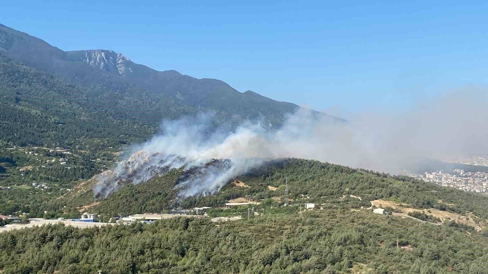 BURSA'NIN KESTEL İLÇESİNDE ORMAN YANGININA KARADAN HUMMALI BİR MÜDAHALE İLE BİRLİKTE HAVADAN DA HELİKOPTERLER İLE SÖNDÜRME ÇALIŞMASI YAPILIYOR. ULUDAĞ'IN ETEKLERİNDEKİ YANGININ ÇIKIŞ SEBEBİ JANDARMA TARAFINDAN ARAŞTIRILIYOR. BÖLGEDE ÜÇ AYRI NOKTADA YAKIN ZAMANLARDA YANGIN ÇIKTIĞI İFADE EDİLİYOR.