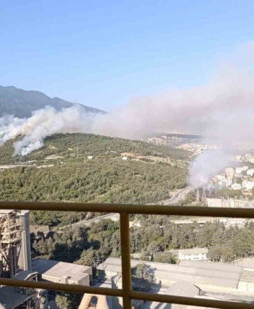 BURSA'NIN KESTEL İLÇESİNDE ULUDAĞ'IN ETEKLERİNDEKİ ÇAM ORMANLARINDA AYNI ANDA 3 FARKLI NOKTADAKİ ALEVLERE HAVADAN MÜHADALE GÜÇLENDİ. 2 UÇAK VE 4 HELİKOPTER İLE MÜHADALE ARALIKSIZ SÜRÜYOR.