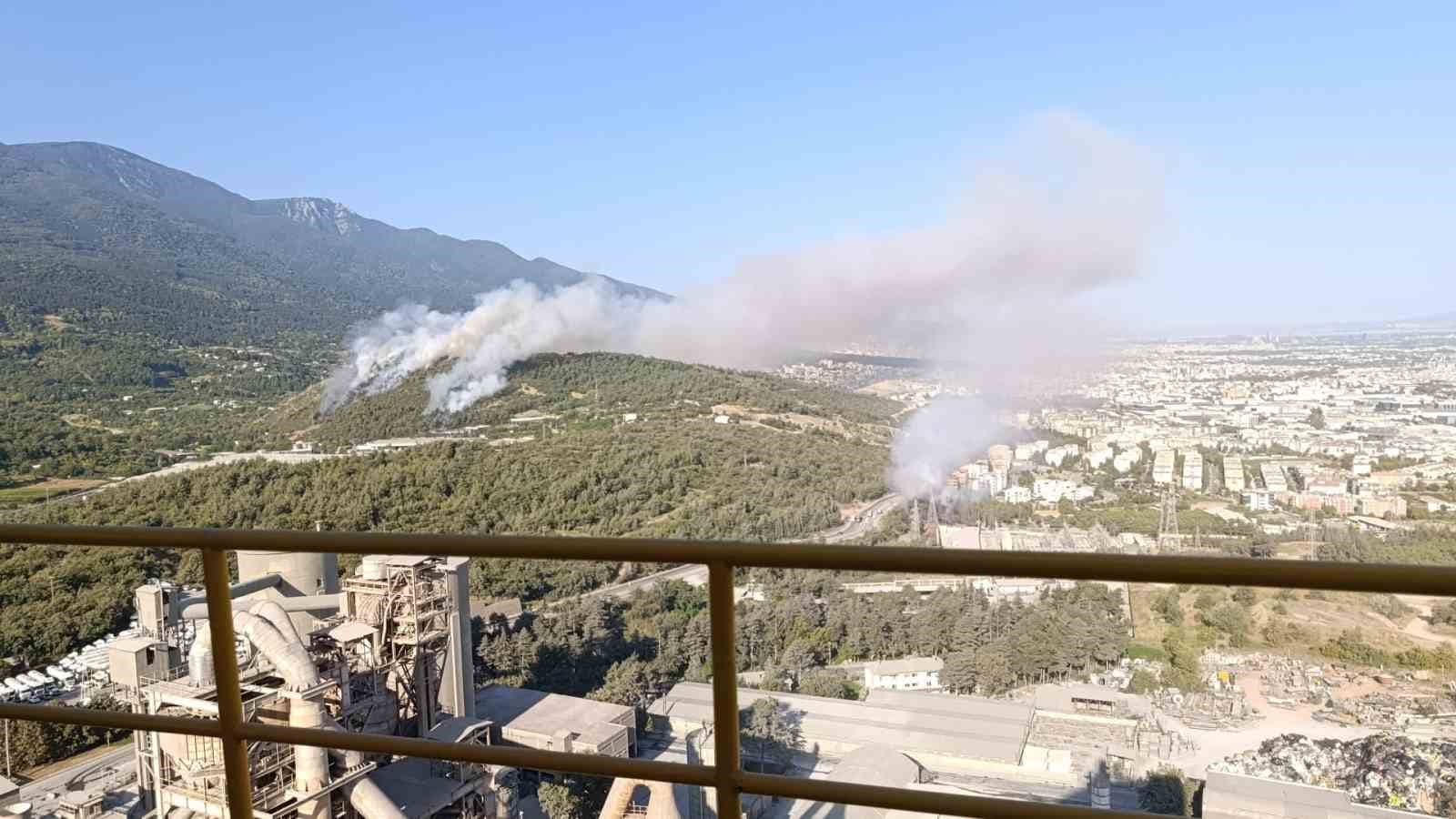 BURSA'NIN KESTEL İLÇESİNDE ULUDAĞ'IN ETEKLERİNDEKİ ÇAM ORMANLARINDA AYNI ANDA 3 FARKLI NOKTADAKİ ALEVLER, HAVADAN VE KARADAN GÜÇLÜ MÜDAHALE İLE KONTROL ALTINA ALINDI. YANGININ, YÜKSEK GERİLİM HATLARININ KOPMASINDAN DOLAYI MEYDANA GELDİĞİ İDDİA EDİLİRKEN, YETKİLİLER GEREKLİ İNCELEMENİN KISA SÜREDE YAPILACAĞINI AÇIKLADI.