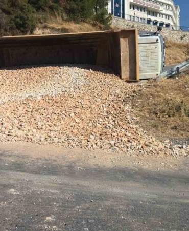 BURSA'DA FRENİ BOŞALAN KAMYON, FACİYA SEBEP OLMADAN ŞOFÖRÜN MANEVRASIYLA SONLANDI.