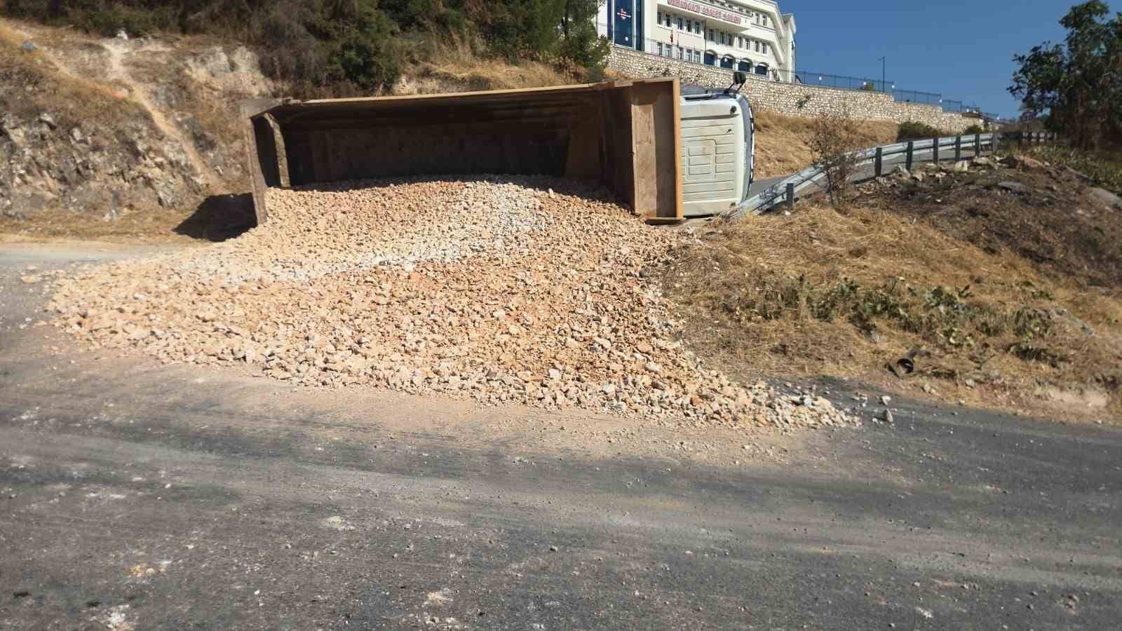 BURSA'DA FRENİ BOŞALAN KAMYON, FACİYA SEBEP OLMADAN ŞOFÖRÜN MANEVRASIYLA SONLANDI.