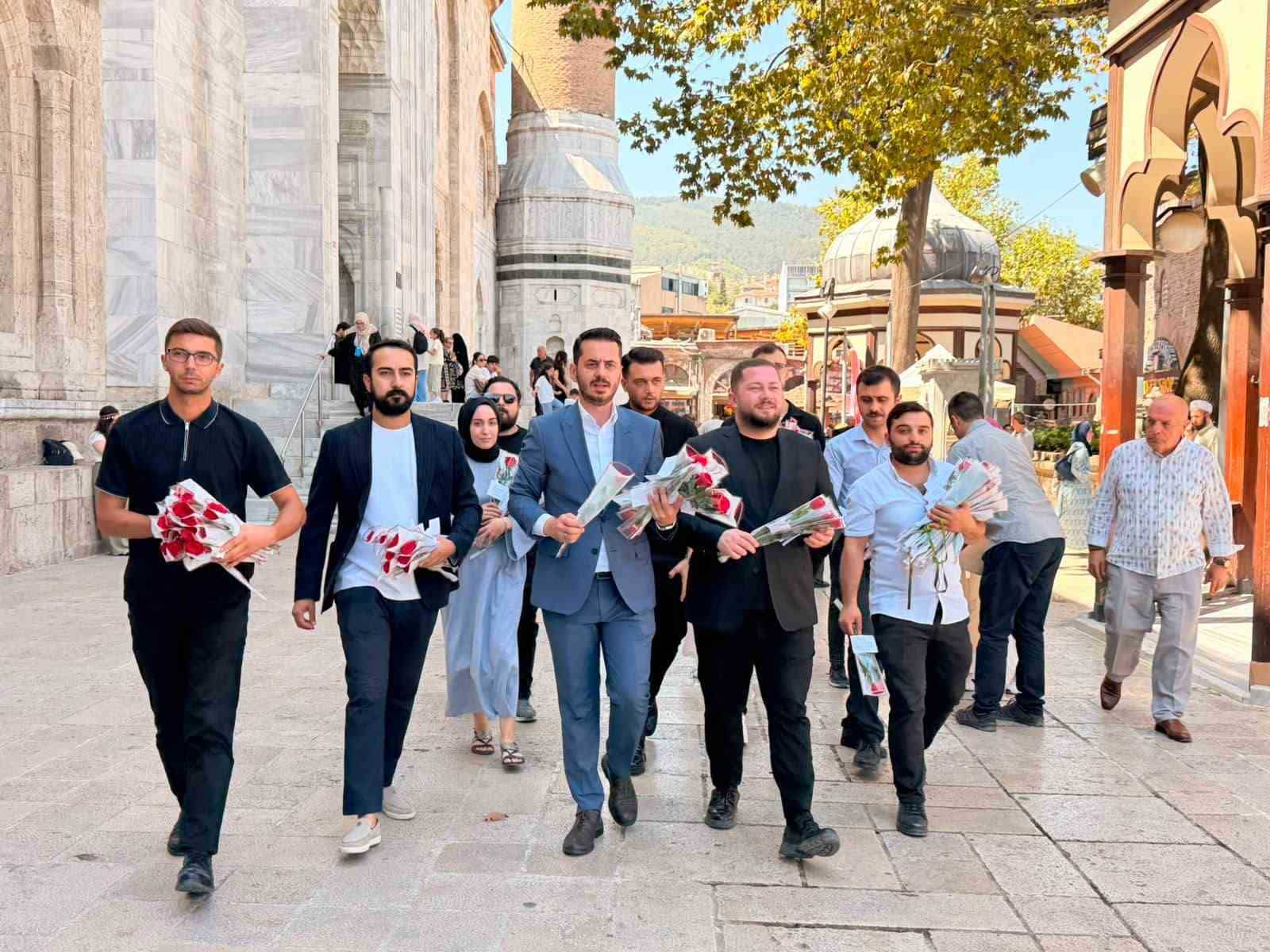 AK PARTİ OSMANGAZİ İLÇE GENÇLİK KOLLARI BAŞKANLIĞI, MEVLİD KANDİLİ VESİLESİYLE DÜZENLENEN ANLAMLI PROGRAMDA, SÜLEYMAN ÇELEBİ TÜRBESİ ZİYARET EDİLİRKEN, VATANDAŞLARA GÜL TAKDİM EDİLDİ.