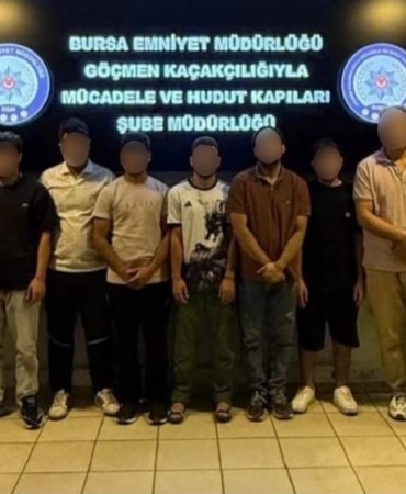 BURSA'DA DÜZENSİZ GÖÇ VE GÖÇMEN KAÇAKÇILIĞINA YÖNELİK DÜZENLENEN OPERASYONDA, BİR İŞ YERİNDE KAÇAK OLARAK ÇALIŞTIRILDIĞI BELİRLENEN 11 YABANCI UYRUKLU ERKEK ŞAHIS YAKALANDI.