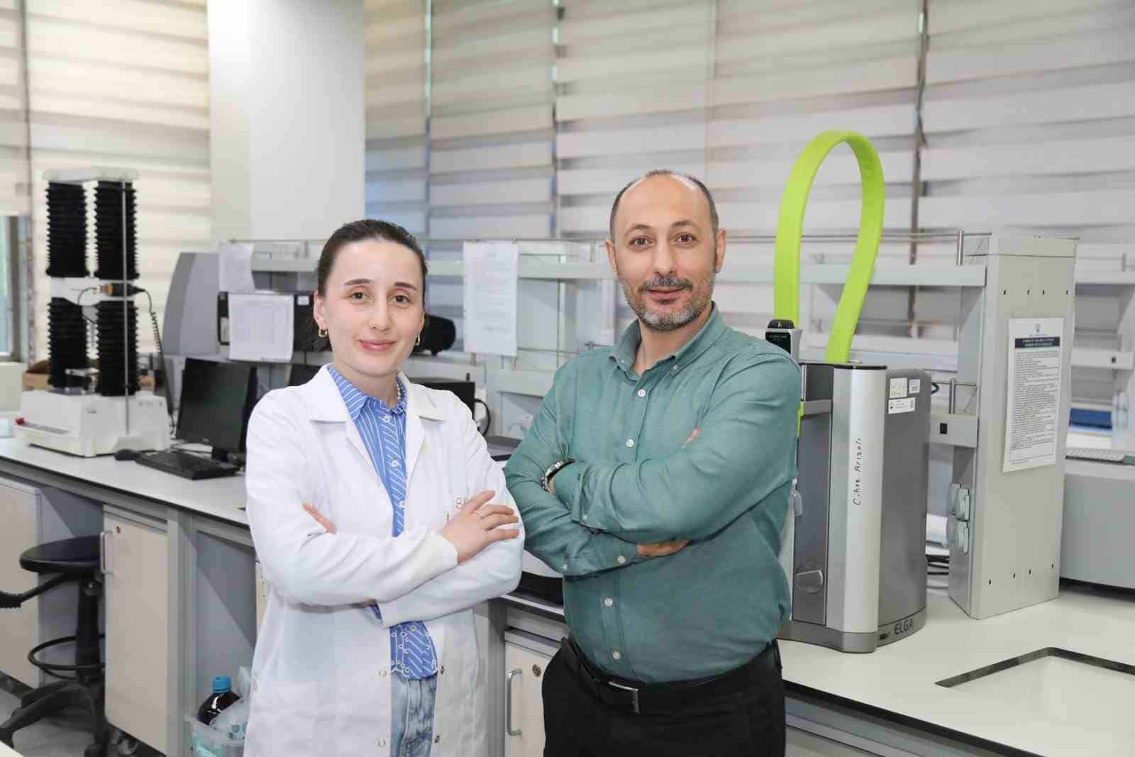 BURSA TEKNİK ÜNİVERSİTESİ (BTÜ), FINDIK YAĞI ÜRETİMİ SONRASINDA GERİYE KALAN VE ÇOĞUNLUKLA HAYVAN YEMİ OLARAK KULLANILAN FINDIK POSASINI EKONOMİYE KAZANDIRACAK YENİ BİR PROJEYE DAHA İMZA ATIYOR. GIDA MÜHENDİSLİĞİ BÖLÜMÜ ÖĞRETİM ÜYESİ DOÇ. DR. FURKAN TÜRKER SARICAOĞLU(SAĞDA).
