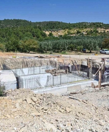 BURSA BÜYÜKŞEHİR BELEDİYESİ, İL GENELİNDE SÜRDÜRDÜĞÜ İÇME SUYU ARZ GÜVENLİĞİ YATIRIMLARI KAPSAMINDA İZNİK VE ORHANGAZİ İLÇELERİNE YENİ SU DEPOSU KAZANDIRMA ÇALIŞMALARINA HIZ VERDİ.