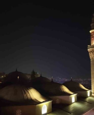 BURSA’DA MEVLİD KANDİLİ, CAMİLERDE EDİLEN DUALAR VE KILINAN NAMAZLARLA MANEVİ BİR ATMOSFERDE İDRAK EDİLDİ. KANDİL GECESİNDE VATANDAŞLARIN EN YOĞUN BULUŞMA NOKTASI TARİHİ ULU CAMİ OLDU.
