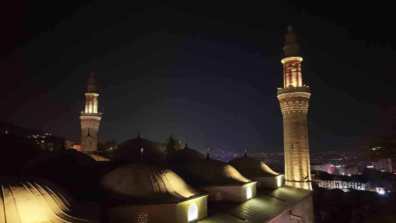 BURSA’DA MEVLİD KANDİLİ, CAMİLERDE EDİLEN DUALAR VE KILINAN NAMAZLARLA MANEVİ BİR ATMOSFERDE İDRAK EDİLDİ. KANDİL GECESİNDE VATANDAŞLARIN EN YOĞUN BULUŞMA NOKTASI TARİHİ ULU CAMİ OLDU.