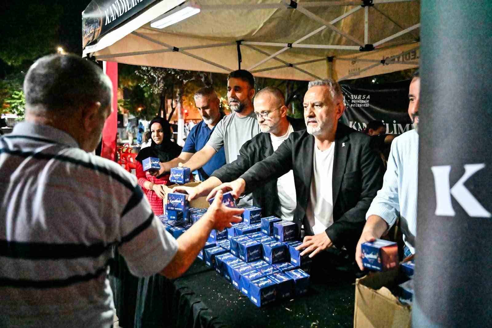 BURSA BÜYÜKŞEHİR BELEDİYESİ BAŞKAN VEKİLİ ŞAHİN BİBA, ALEMLERE RAHMET OLARAK GÖNDERİLEN HZ. MUHAMMED’İN (S.A.V.) DÜNYAYA TEŞRİFİNİN YIL DÖNÜMÜ OLAN MEVLİD KANDİLİ’Nİ ULU CAMİİ’NDE BURSALILARLA BİRLİKTE İDRAK ETTİ. MEVLİD PROGRAMI SONRASI ŞAHİN BİBA, VATANDAŞLARA KANDİL SİMİDİ İKRAMINDA BULUNDU.
