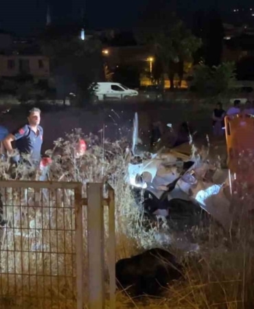 BURSA'DA İDDİAYA GÖRE SÜRÜCÜSÜNÜN DİREKSİYON HAKİMİYETİNİ KAYBETMESİ ÜZERİNE KONTROLDEN ÇIKAN OTOMOBİL, TARLAYA UÇTU. YAŞANAN KAZADA, ÜÇÜ YABANCI UYRUKLU OLMAK ÜZERE 5 KİŞİ YARALANDI.