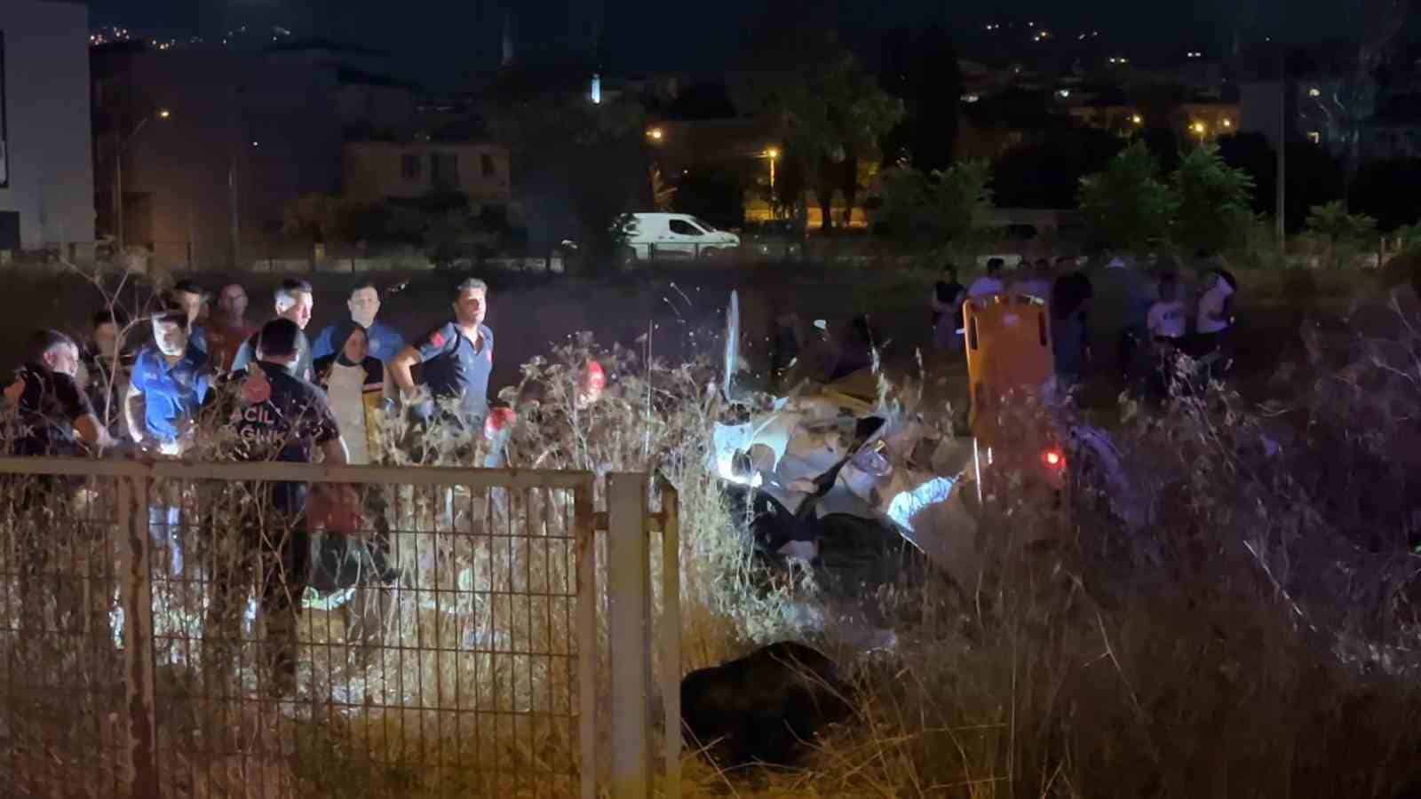 BURSA'DA İDDİAYA GÖRE SÜRÜCÜSÜNÜN DİREKSİYON HAKİMİYETİNİ KAYBETMESİ ÜZERİNE KONTROLDEN ÇIKAN OTOMOBİL, TARLAYA UÇTU. YAŞANAN KAZADA, ÜÇÜ YABANCI UYRUKLU OLMAK ÜZERE 5 KİŞİ YARALANDI.