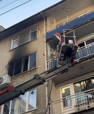 BURSA’DA KORKUTAN YANGIN : MAHALLELİ SOKAĞA DÖKÜLDÜ