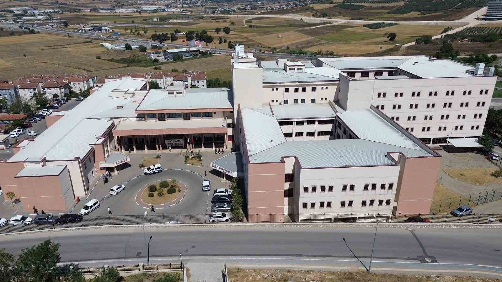 BURSA İL SAĞLIK MÜDÜRLÜĞÜ, TÜTÜN ÜRÜNLERİNE BAŞLAMA YAŞININ SON YILLARDA GİDEREK DÜŞMESİ SEBEBİYLE BURSA’DAKİ 4 HASTANEDE "ÇOCUK VE ERGEN SİGARA BIRAKMA POLİKLİNİĞİ" HİZMETİNİ DEVREYE ALDI.