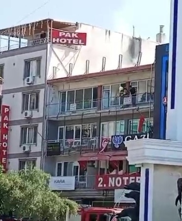 BURSA’NIN GEMLİK İLÇESİNDE BİR PASAJIN ÇATI KATINDA YANGIN ÇIKTI. EKİPLERİN HIZLI MÜDAHALESİYLE KISA SÜREDE KONTROL ALTINA ALINAN YANGINDA CAN KAYBI YA DA YARALANMA YAŞANMAZKEN, ÇATI KATINDA HASAR MEYDANA GELDİ.