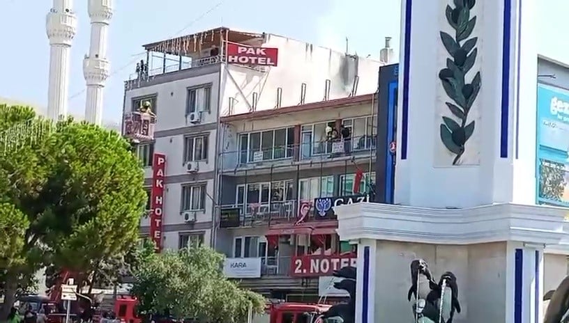 BURSA’NIN GEMLİK İLÇESİNDE BİR PASAJIN ÇATI KATINDA YANGIN ÇIKTI. EKİPLERİN HIZLI MÜDAHALESİYLE KISA SÜREDE KONTROL ALTINA ALINAN YANGINDA CAN KAYBI YA DA YARALANMA YAŞANMAZKEN, ÇATI KATINDA HASAR MEYDANA GELDİ.